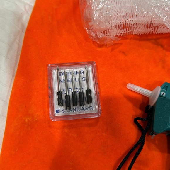 🧡Clothing Tagging Kit with 6 Needles Barbs & Will Plastic Tags - Picture 6 of 9